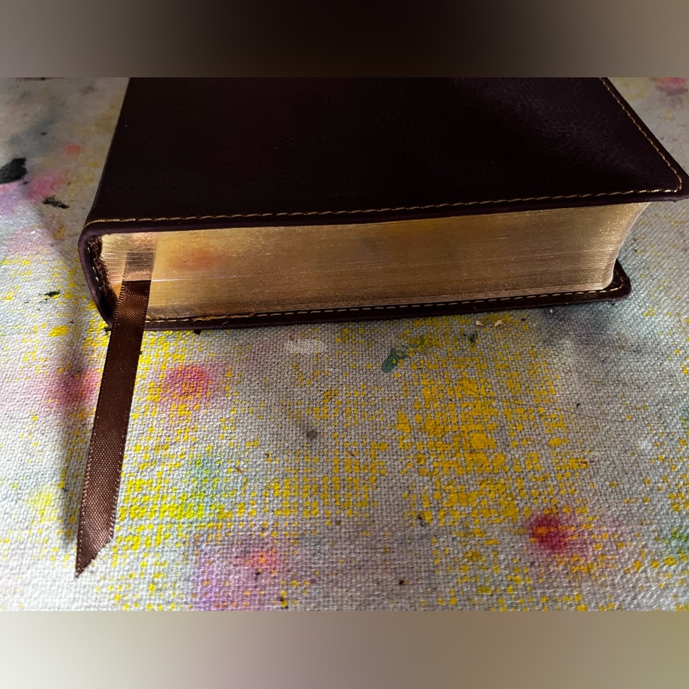 NKJV Deluxe Gift Bible - Brown - Picture 8 of 9